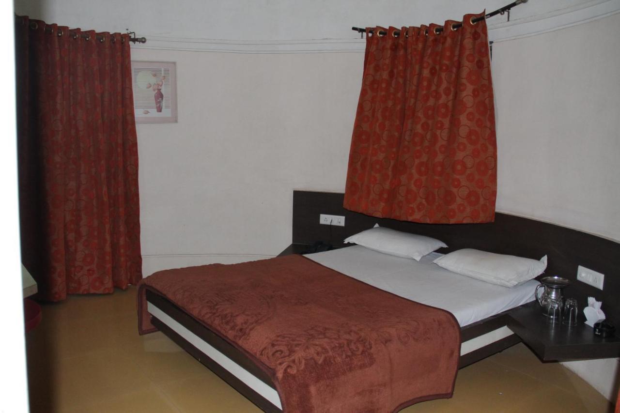 Hotel Tapovan Nashik Exteriör bild